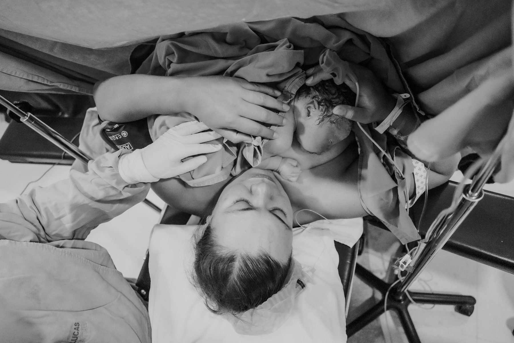 Doğum anı fotoğrafı – yenidoğanı kucaklayan ebeveynler